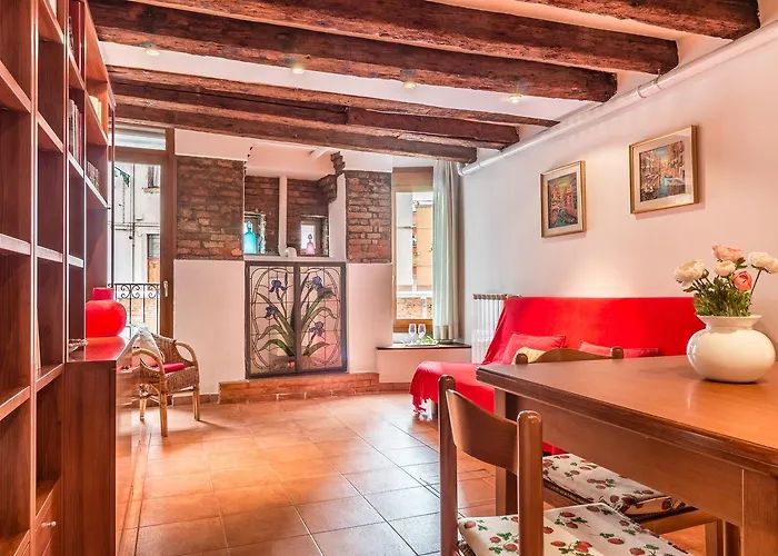 Venice Small Canal View In Boutique Apartment